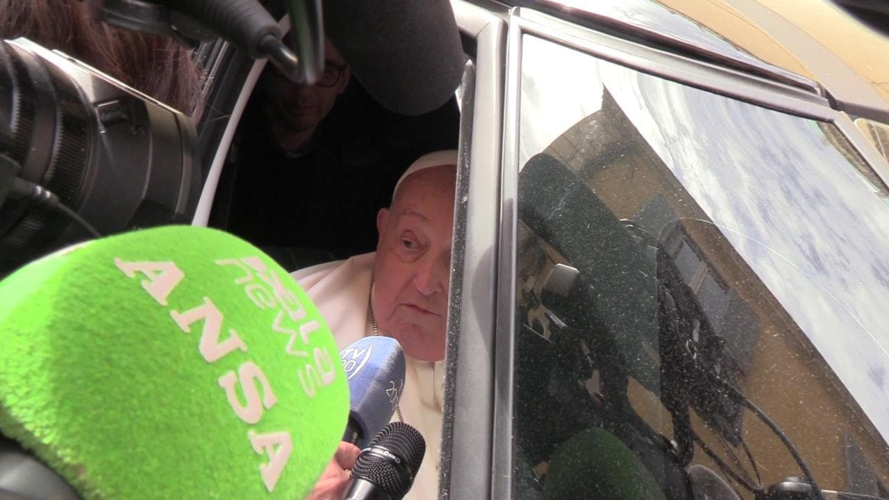 Papa al carcere Regina Coeli: "La Pasqua? La vivrò come posso". I detenuti: "Francesco! Francesco!"