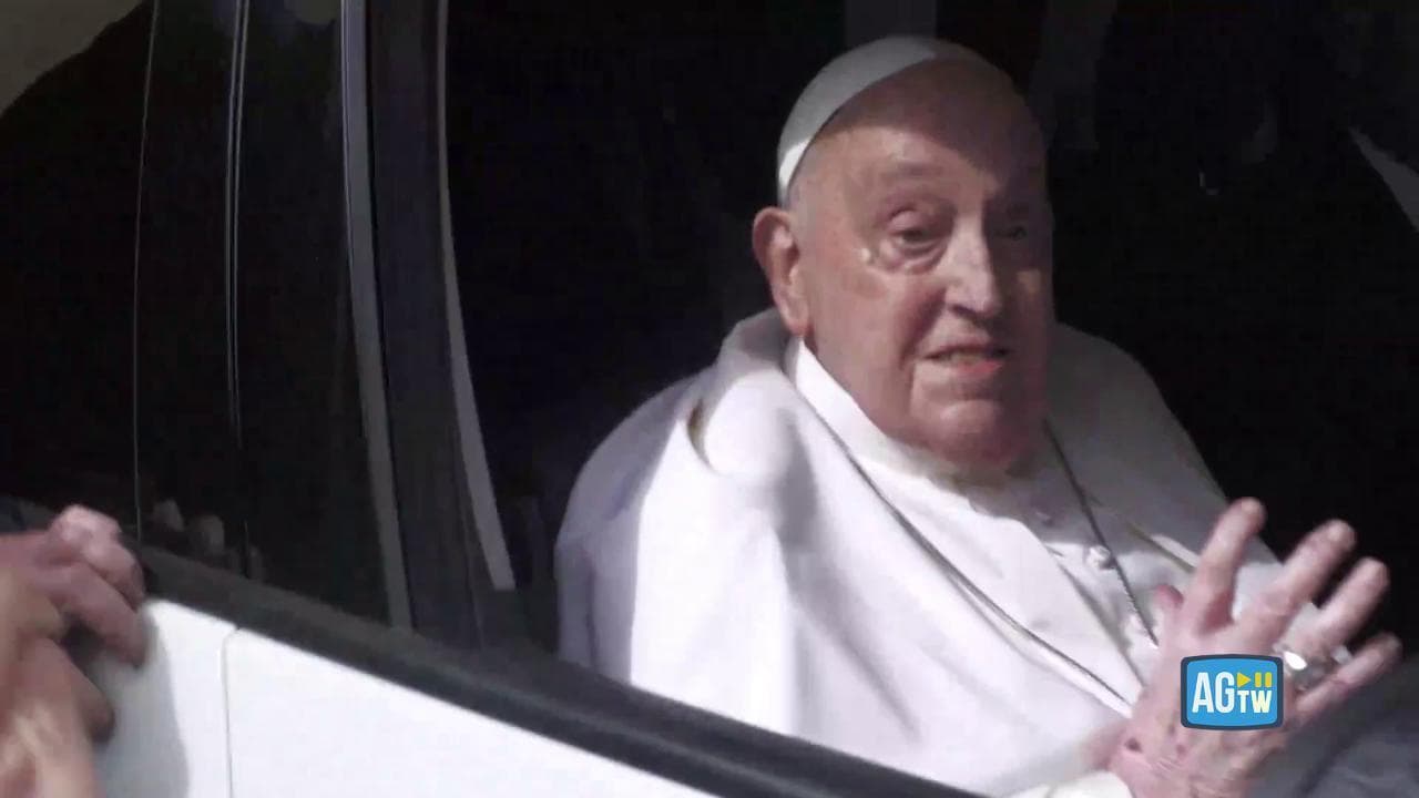 Papa Francesco al carcere di Regina Coeli scherza coi giornalisti: "Come mi sento? Seduto"