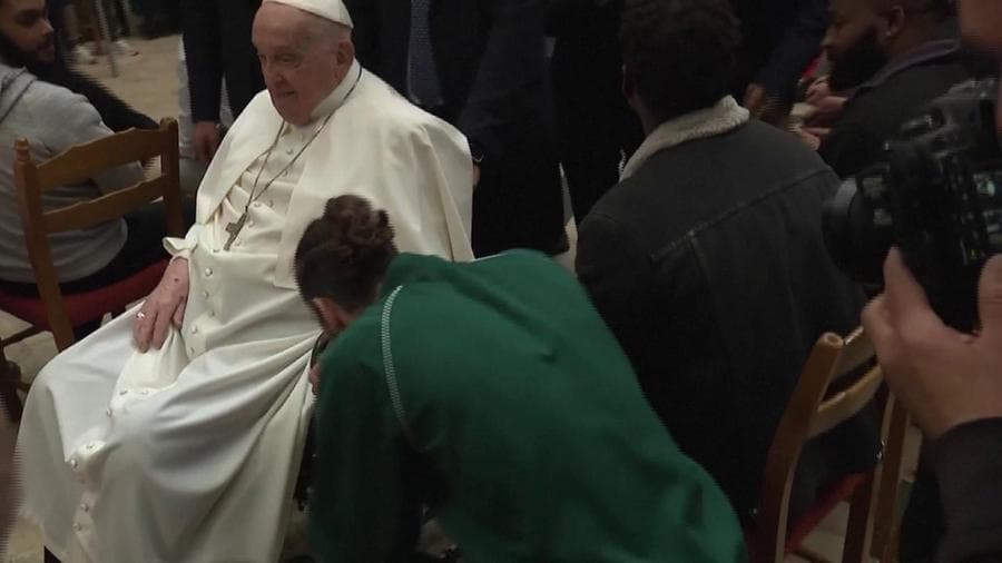 Roma il papa con i detenuti. Applausi, baci all'anello e l'urlo: "Libertà! Libertà