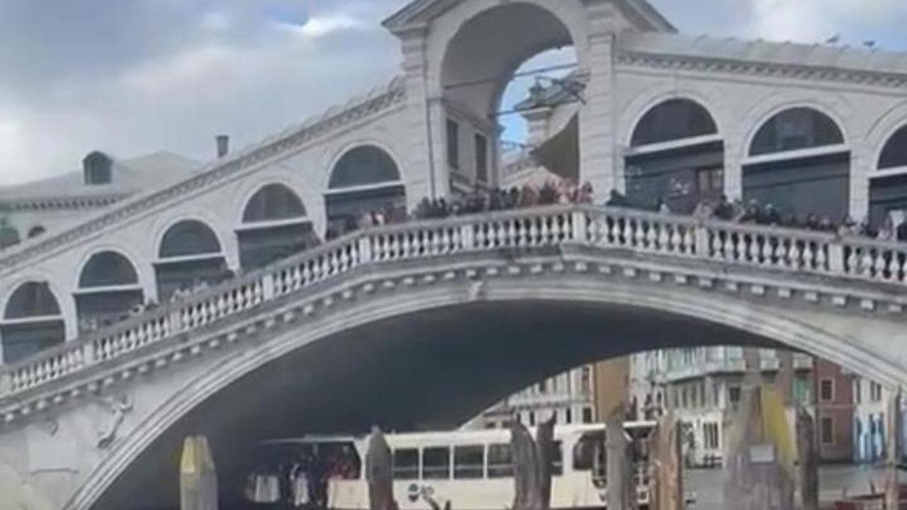 Vaporetto contro ponte di Rialto a Venezia: nessun ferito