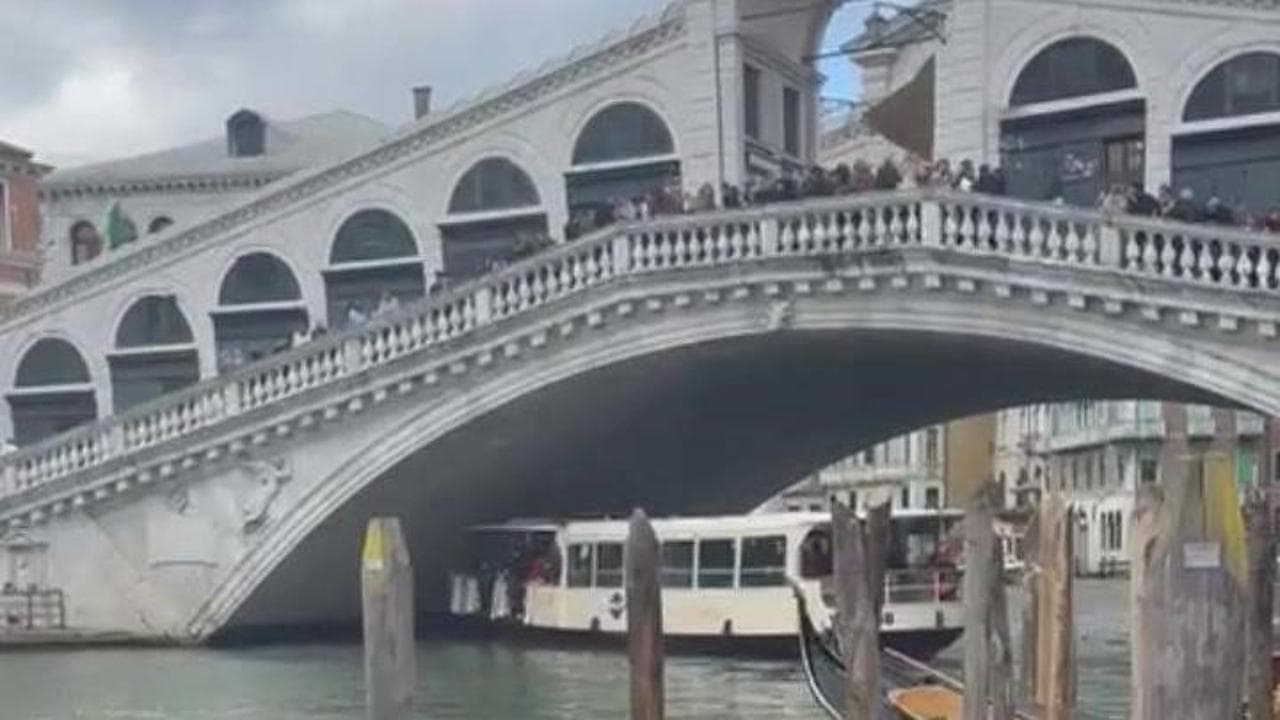 Vaporetto contro ponte di rialto a Venezia: nessun ferito
