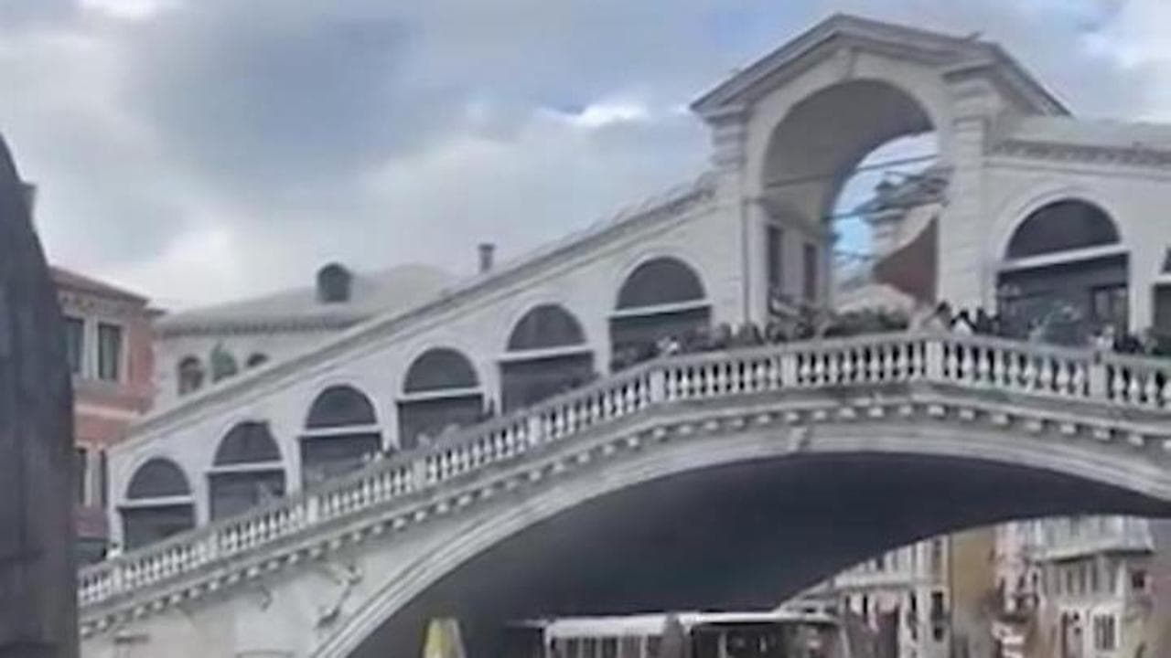 Vaporetto contro ponte di Rialto a Venezia: nessun ferito