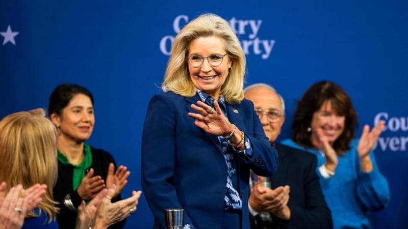 epa11673391 Former Republican Congresswoman Liz Cheney arrives at a presidential campaign event for US Vice President and Democratic presidential candidate Kamala Harris (not pictured) in Malvern, Pennsylvania, USA, 21 October, 2024. Harris and her Republican rival, former US President Donald Trump, are campaigning across the swing state of Pennsylvania in the closing weeks of the presidential election.  EPA/JIM LO SCALZO