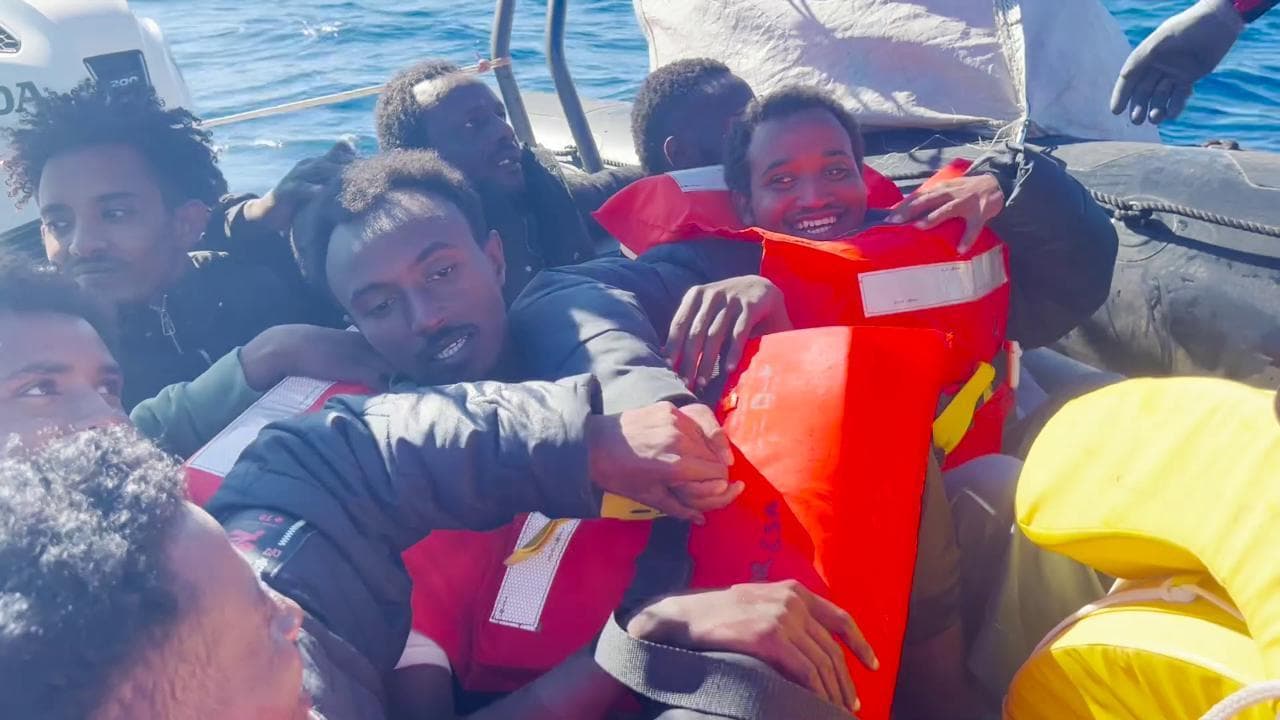 Sul gommone di Emergency che ha salvato 82 migranti: "Partiti dalla Libia, la Madonna ci ha aiutato"