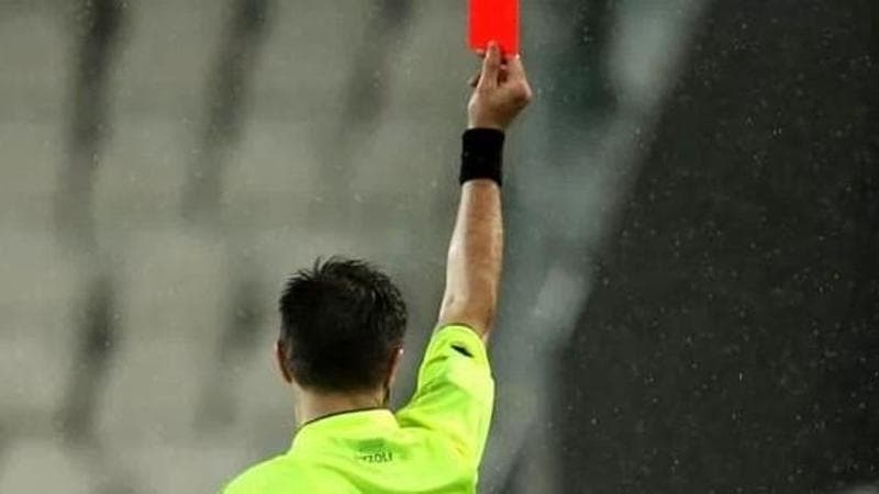 Arbitri picchiati, offesi, minacciati: seicento aggressioni in una stagione