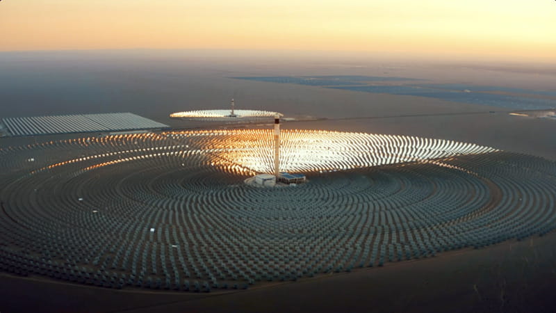 Un impianto di pannelli solari della società nel deserto degli Emirati Arabi