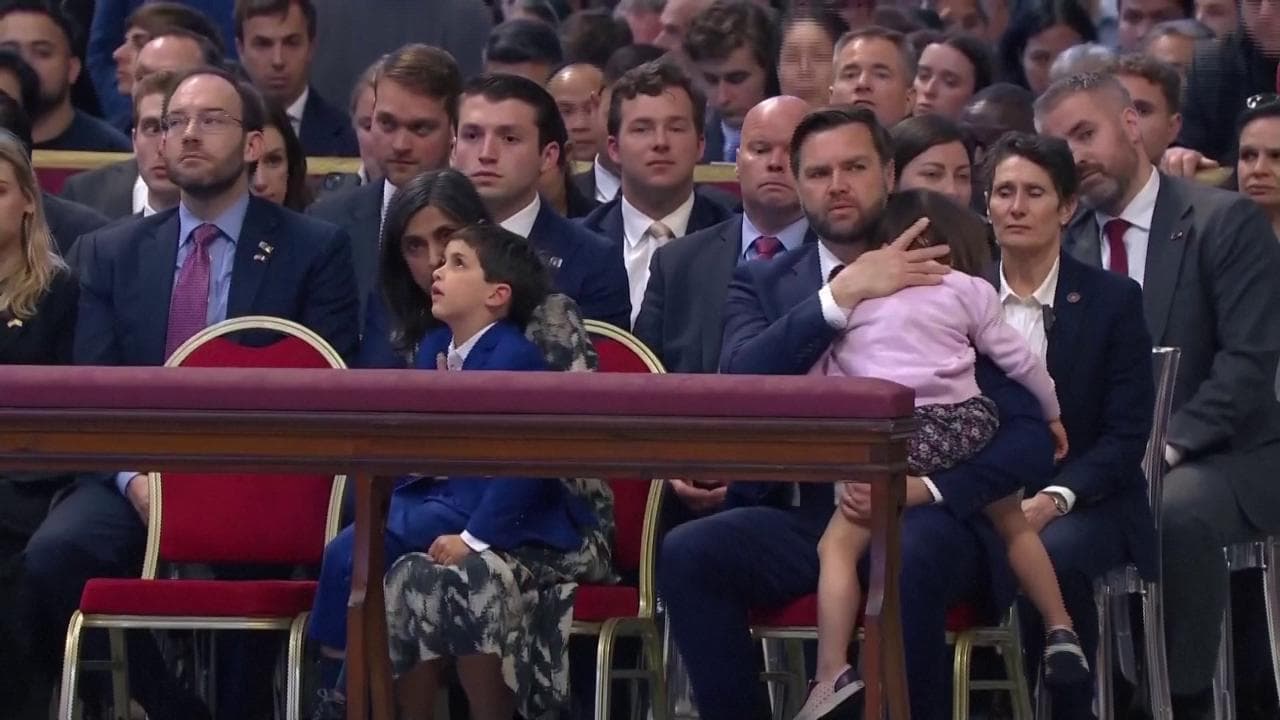 J.D. Vance partecipa con la famiglia alla funzione del Venerdi Santo a San Pietro