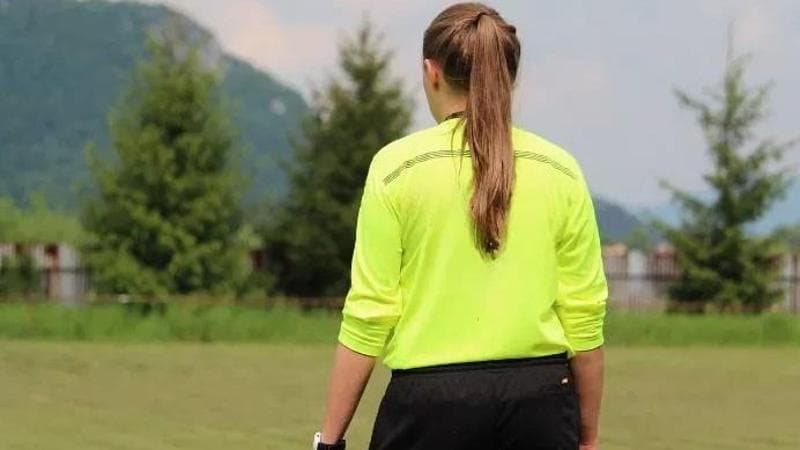 Arbitra di 17 anni aggredita: quella ragazza ferita al cuore è nostra figlia