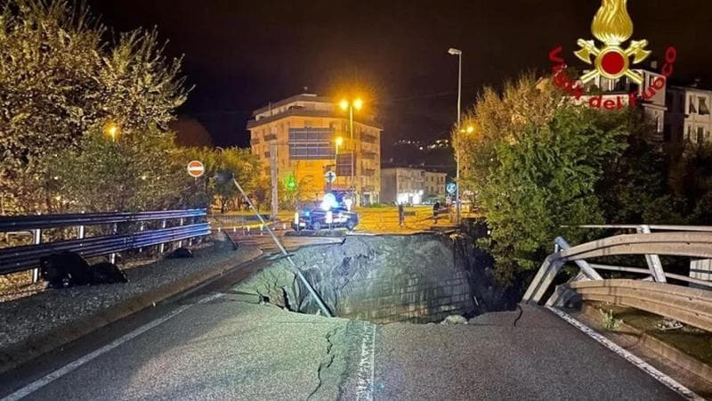 La voragine che si &egrave; aperta sul ponte di Nori
