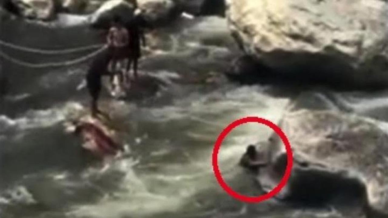 India, selfie estremo sul fiume Parvati: turista cade in acqua e si salva aggrappandosi a una roccia