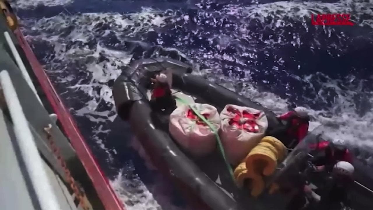 Migranti, Emergency denuncia: "Prassi del governo assegnare porti distanti"