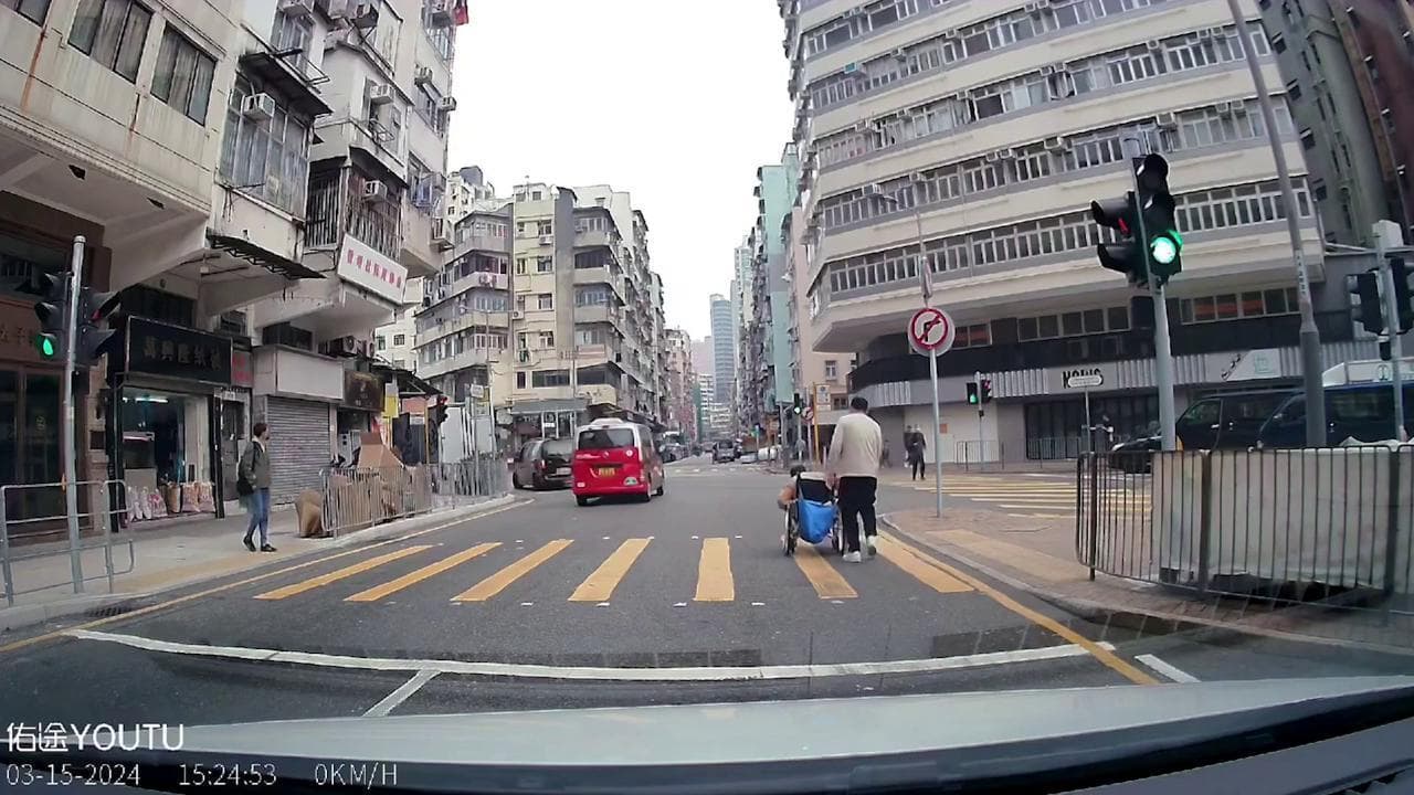 Un aiuto inaspettato tra il traffico: il gesto gentile che ha commosso Taiwan
