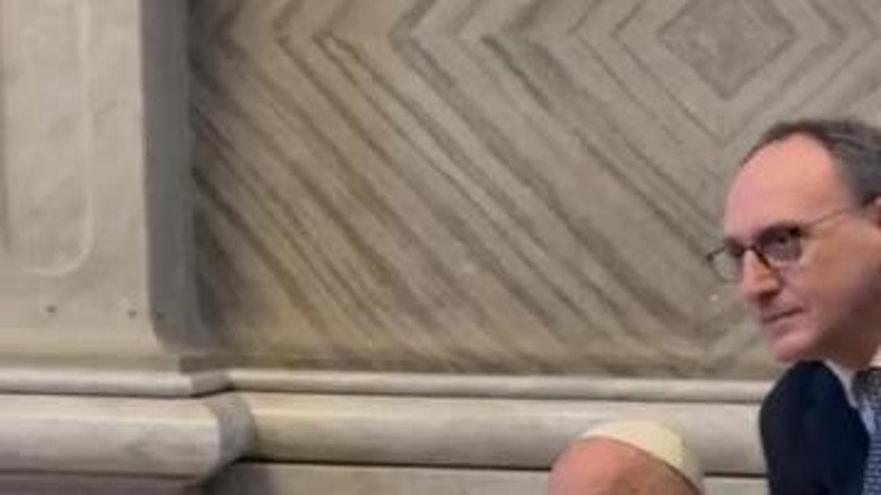 Il Papa a sorpresa entra nella basilica di San Pietro per la veglia pasquale