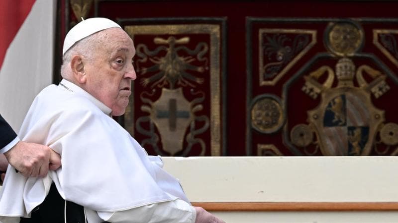 E Francesco a sorpresa si presenta a San Pietro, oggi sarà all’urbi et orbi