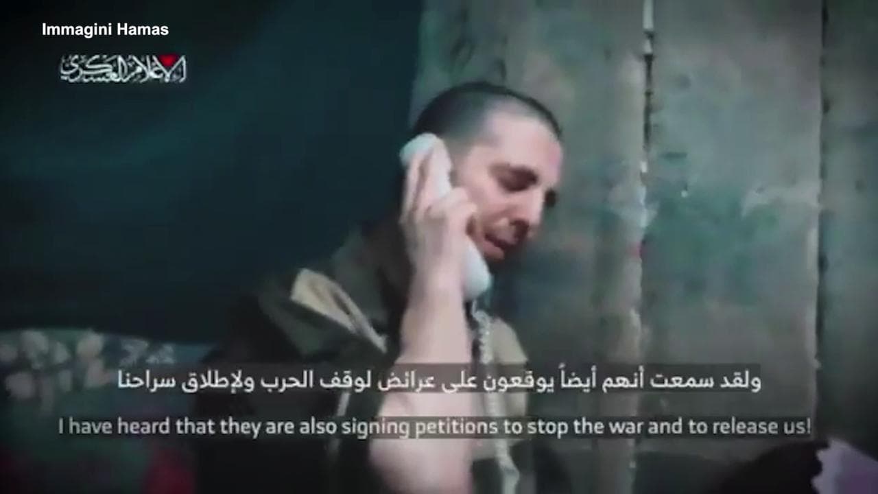 Hamas pubblica un video di un ostaggio israeliano che parla al telefono con moglie e figlio