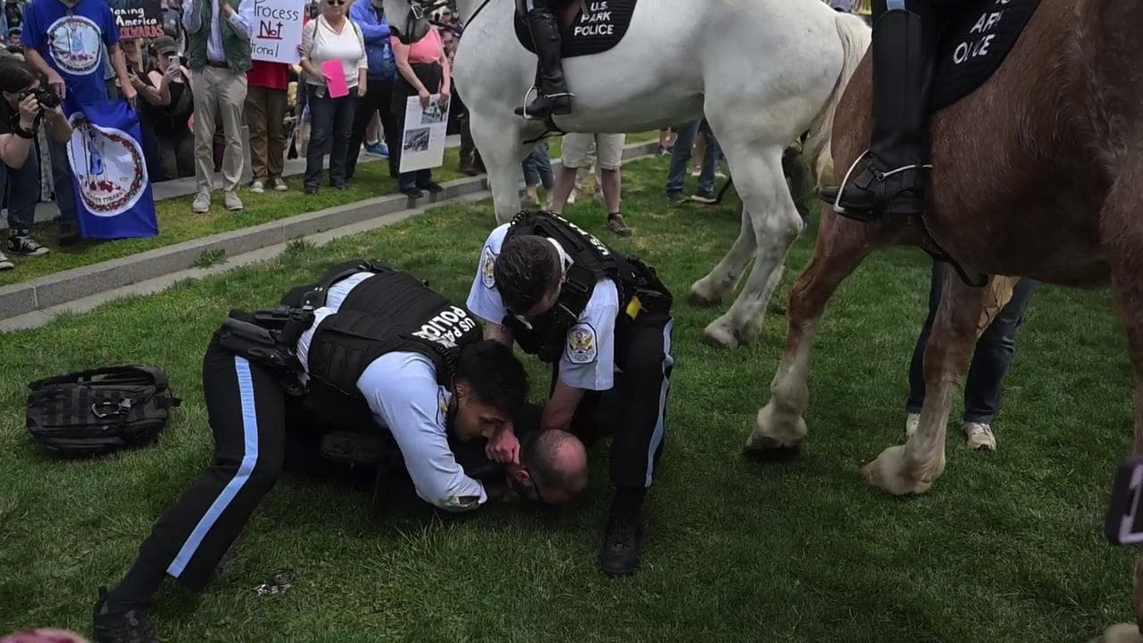 Proteste anti Trump a Washington, manifestante immobilizzato: la polizia non risponde sull'arresto