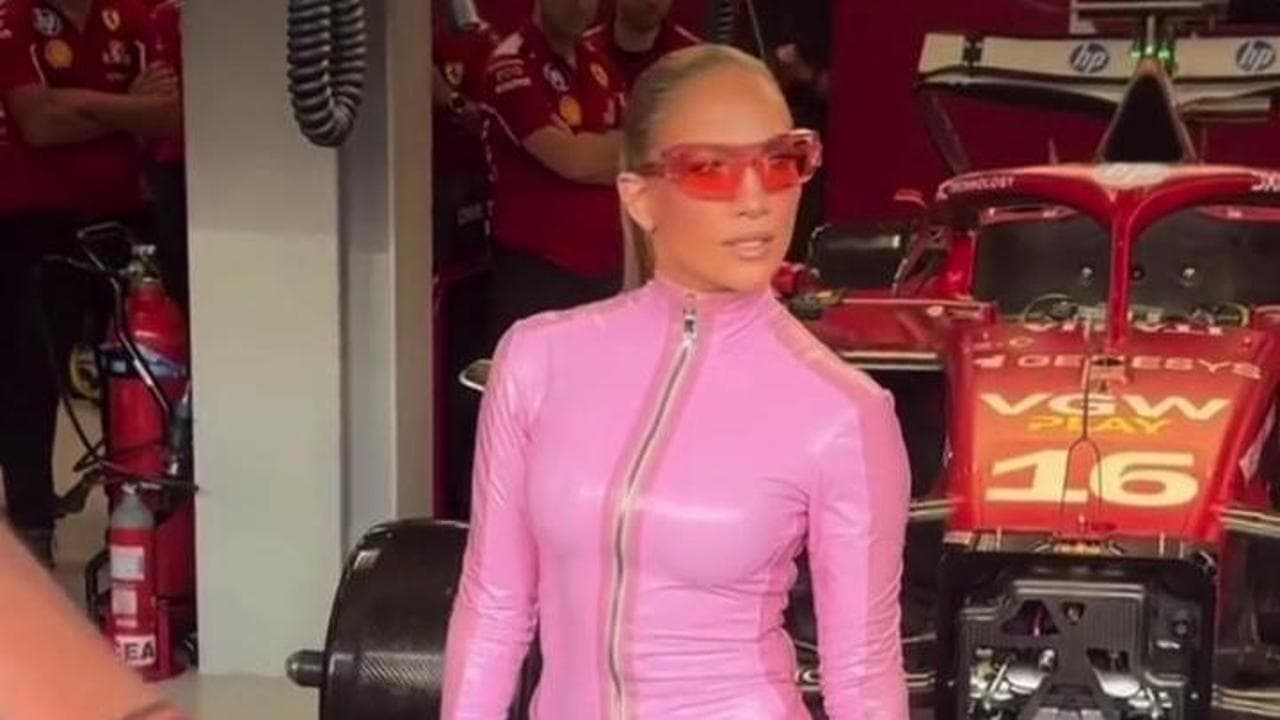 JLo ospite speciale nel box Ferrari in Arabia Saudita: selfie, autografi e adrenalina