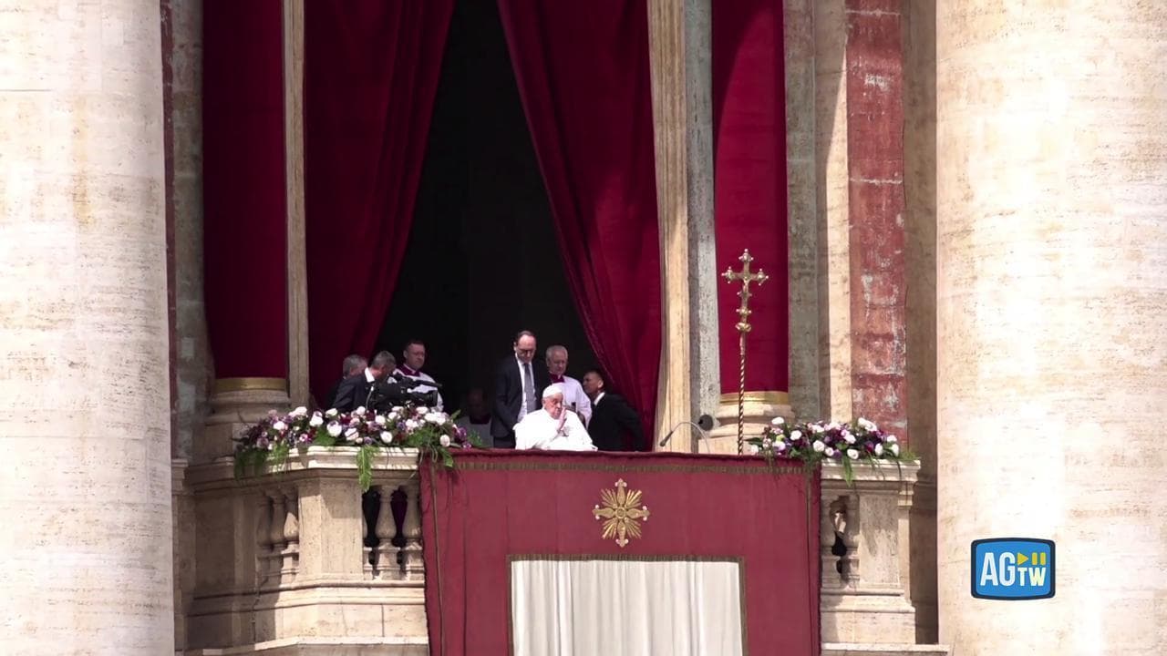 Il Papa appare dal loggione di San Pietro: le immagini dalla piazza gremita di fedeli