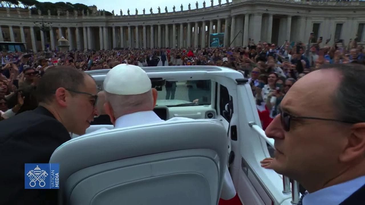 Il regalo del Papa ai fedeli: scende in piazza San Pietro. Il giro nella papamobile