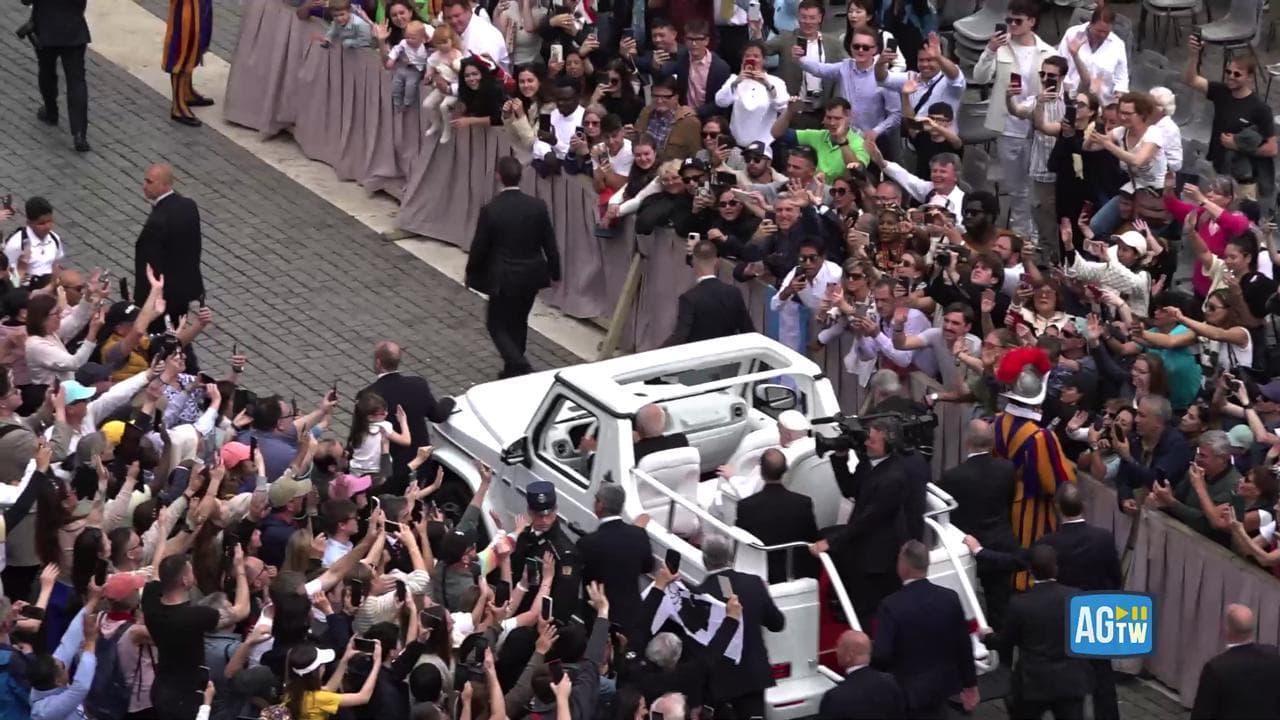 Bagno di folla per Papa Francesco: la papamobile tra i fedeli in San Pietro vista dall'alto