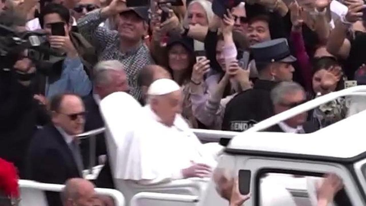 Il regalo del Papa ai fedeli: scende in piazza San Pietro sulla papamobile