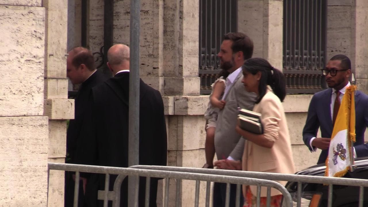 JD Vance visita la basilica di San Paolo a Roma con la famiglia