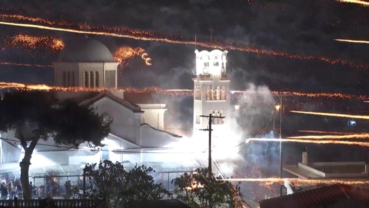 La "battaglia dei razzi" illumina la Pasqua ortodossa a Chios