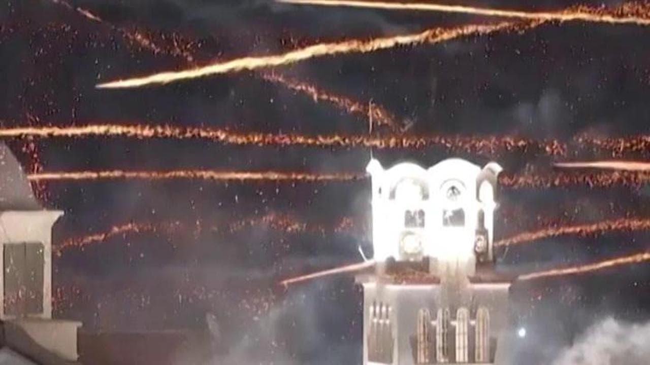 La "battaglia dei razzi" illumina la Pasqua ortodossa a Chios