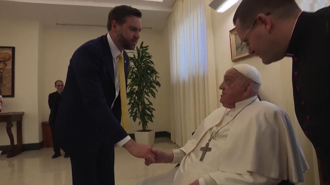 L'incontro "a sorpresa" tra papa Francesco e Vance: il papa regala le uova di Pasqua per i figli del vice di Trump
