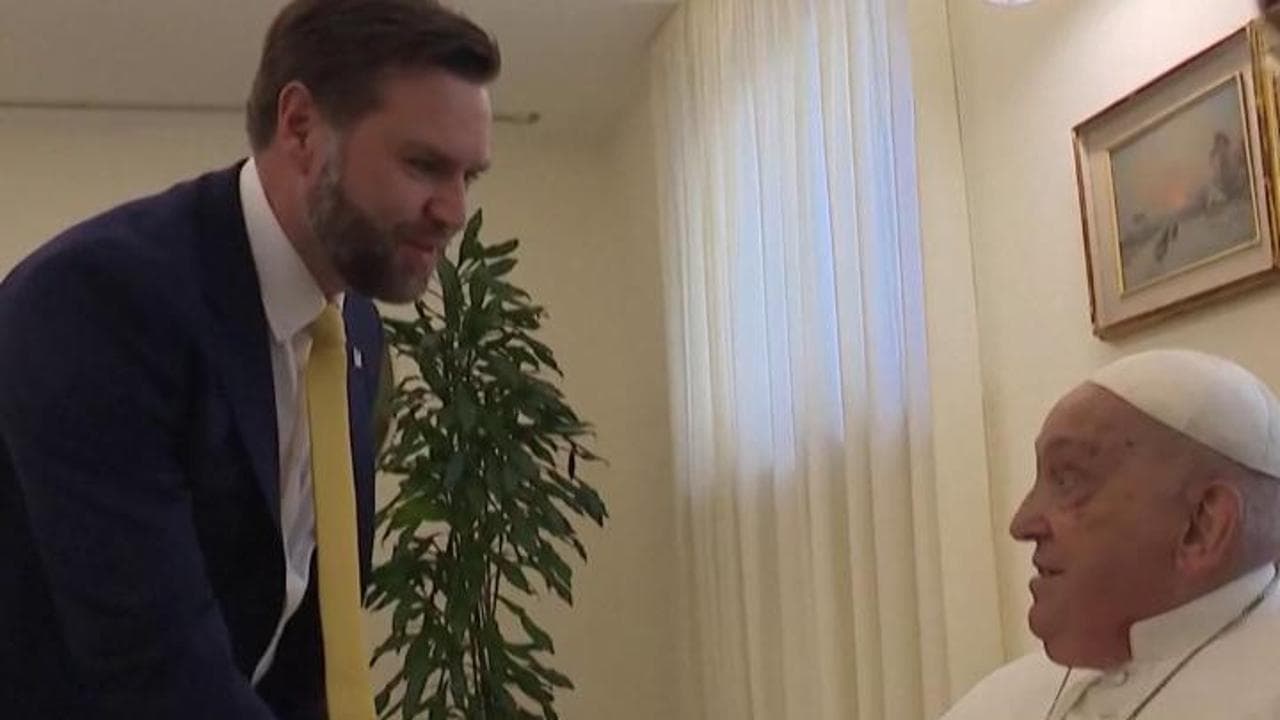 L'incontro "a sorpresa": Papa Francesco regala le uova di Pasqua per i figli di Vance
