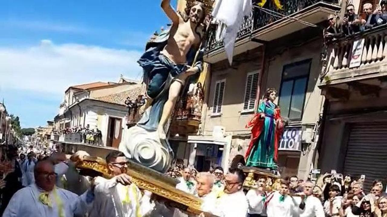 Vibo, paura all’Affruntata di Pasqua: portatore inciampa, la statua del Cristo rischia di cadere