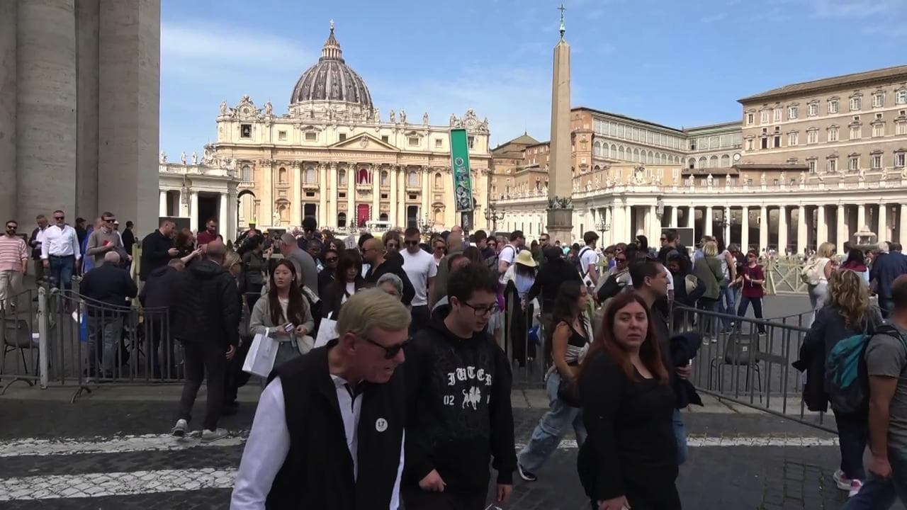 Addio Papa Francesco, cordoglio dei fedeli a San Pietro: "Era il Papa della gente"