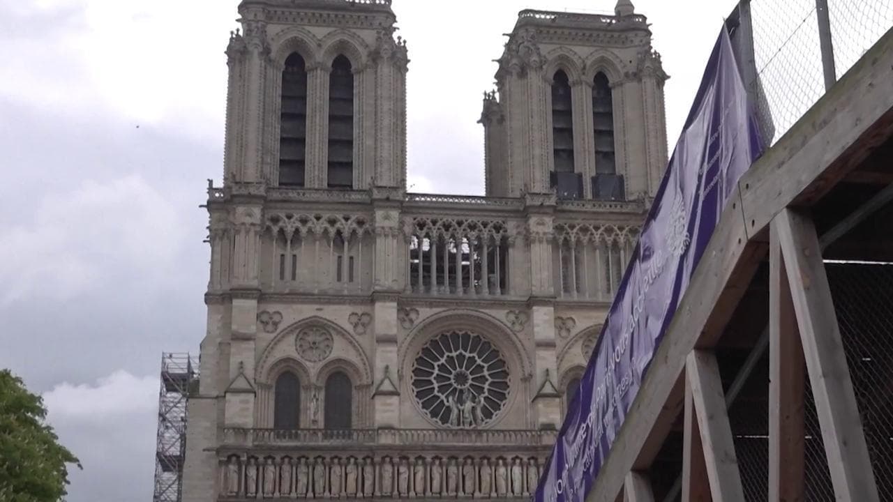Le campane di Notre-Dame suonano per annunciare la morte del Papa