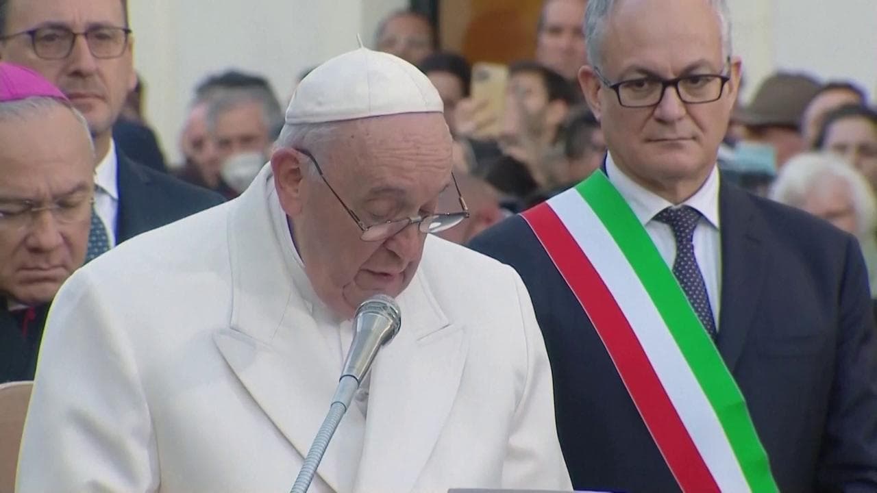 Il papa si commuove parlando dell'Ucraina