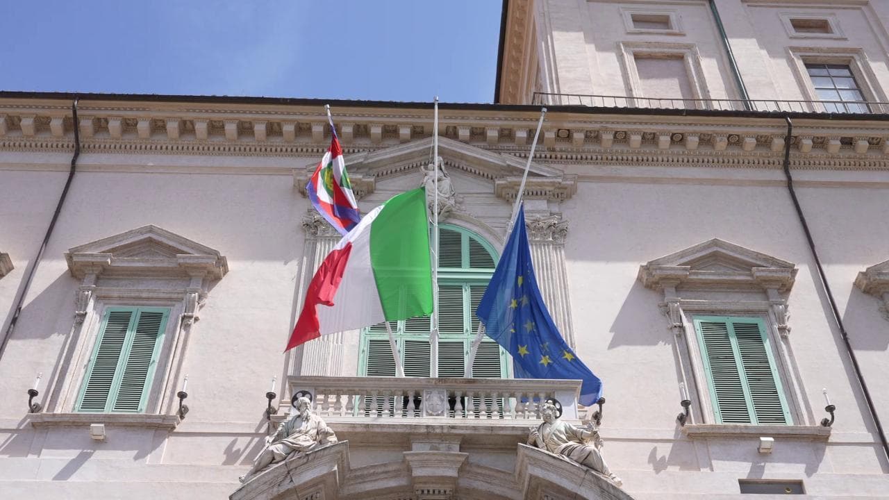 Bandiere a mezz’asta, il Quirinale rende omaggio a Papa Francesco