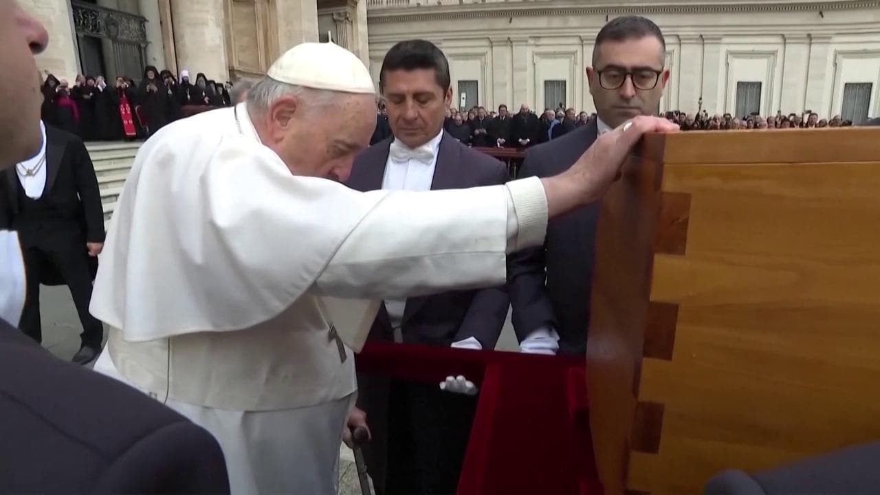 La commozione di Francesco al funerale di Benedetto XVI