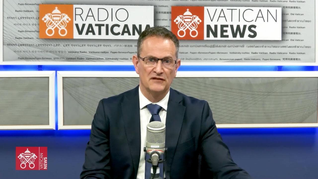La voce di Radio Vaticana annuncia la morte di Papa Francesco in radiovisione