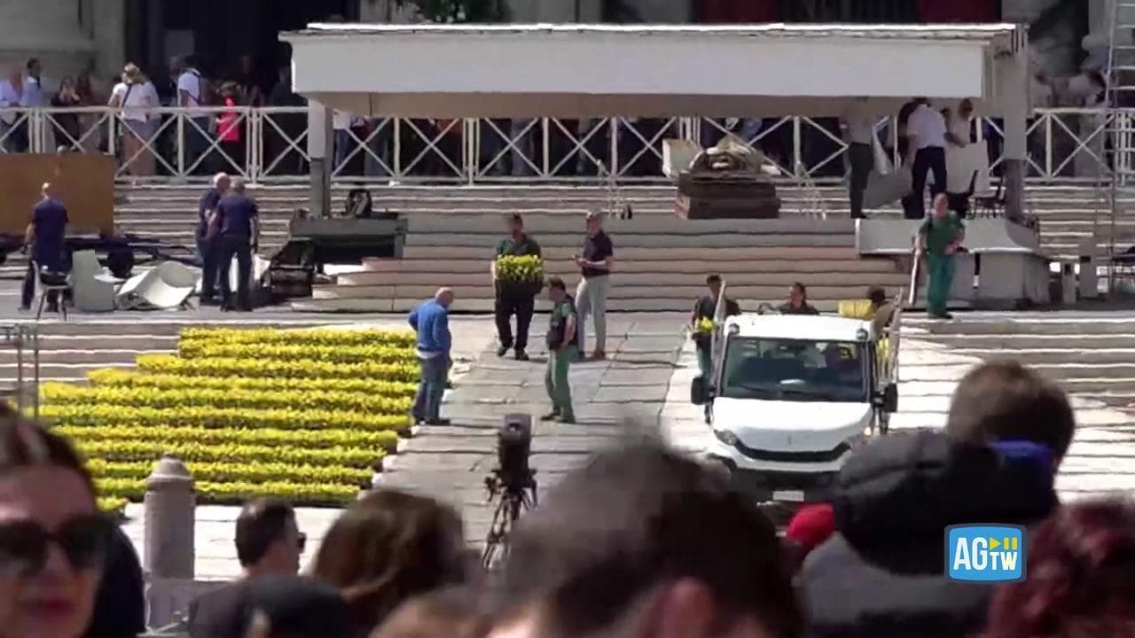 San Pietro si prepara ad accogliere i fedeli dopo la morte del Papa: rimossi i fiori dalla piazza