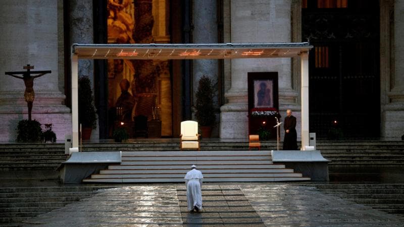 Città del Vaticano, 27 marzo 2020: papa Francesco nella piazza deserta per la benedizione Urbi et Orbi