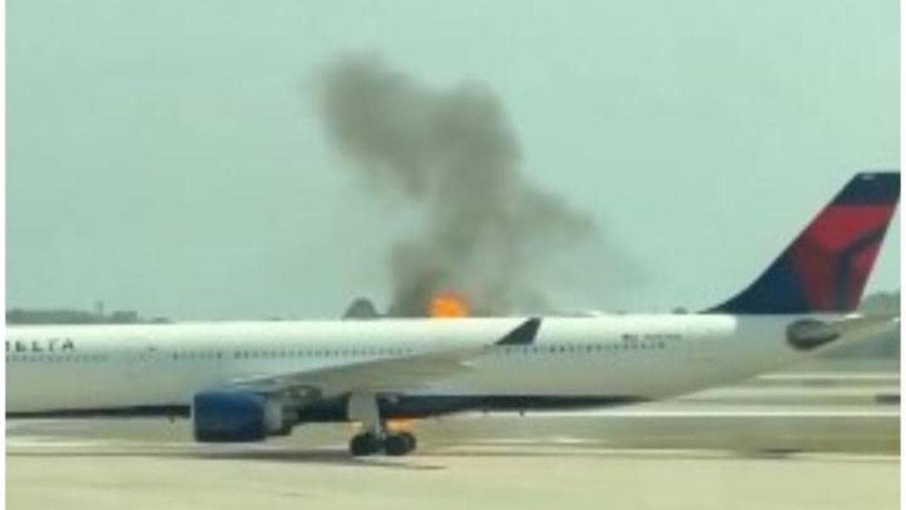 Florida, un volo Delta prende fuoco all'aeroporto di Orlando: passeggeri evacuati con gli scivoli
