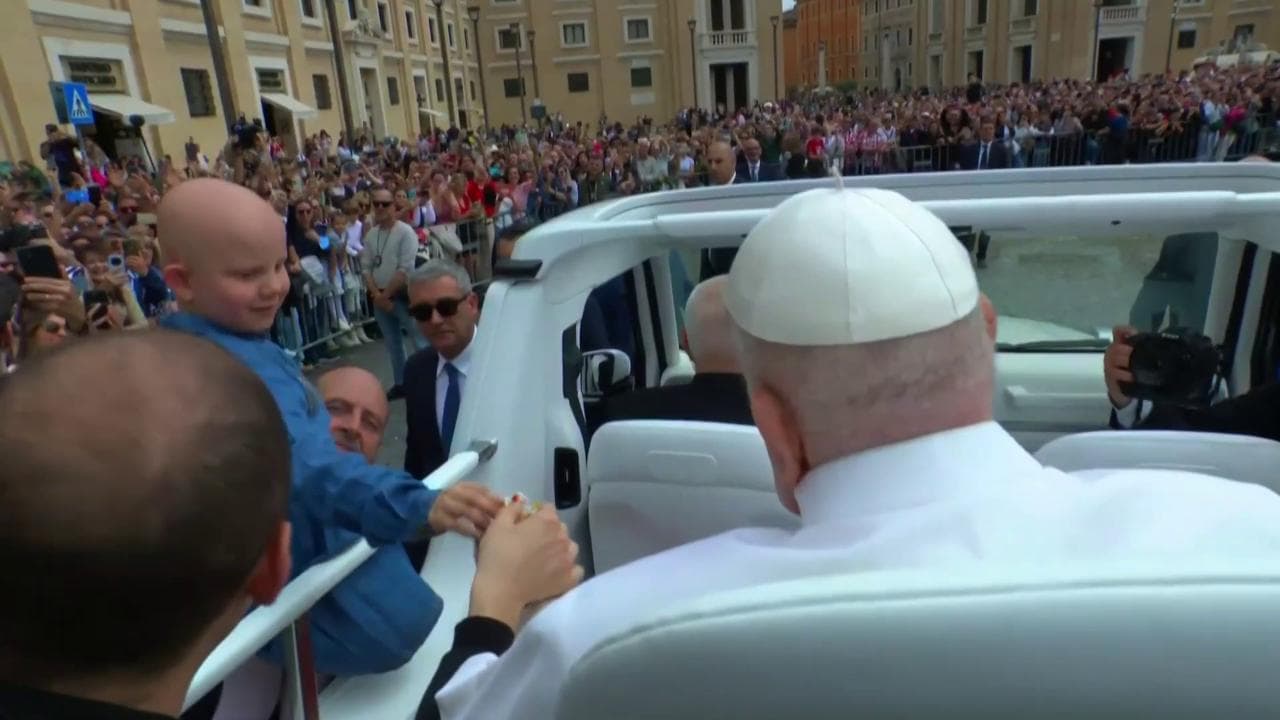L'ultima uscita di papa Francesco: benedizioni e caramelle ai bambini