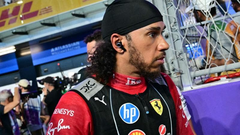 Un perplesso Lewis Hamilton