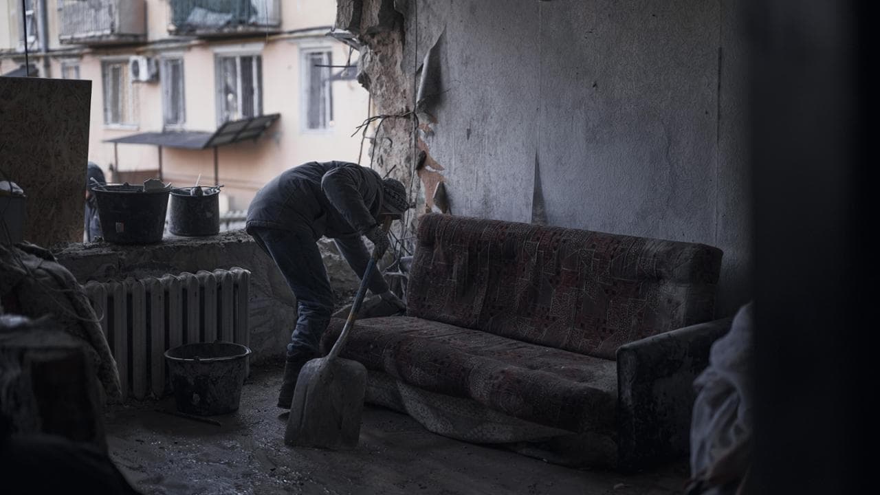 KHERSON, UKRAINE - FEBRUARY 11: Volunteers help clean up the aftermath of artillery shelling in the city center on February 11, 2025 in Kherson, Ukraine. Kherson, where an estimated 60,000 still live, remains under regular artillery and drone attacks by Russian troops that still occupy the far bank of the Dnipro River, mere miles away. Russian forces occupied the city for the first nine months of their large-scale invasion of Ukraine, before retreating in November 2022. (Photo by Kostiantyn Liberov/Libkos/Getty Images)