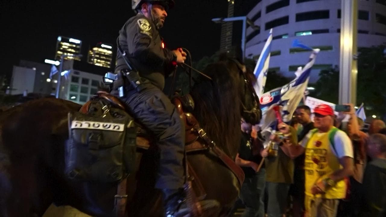 Tel Aviv: tensione tra polizia e manifestanti che chiedono le dimissioni di Netanyahu