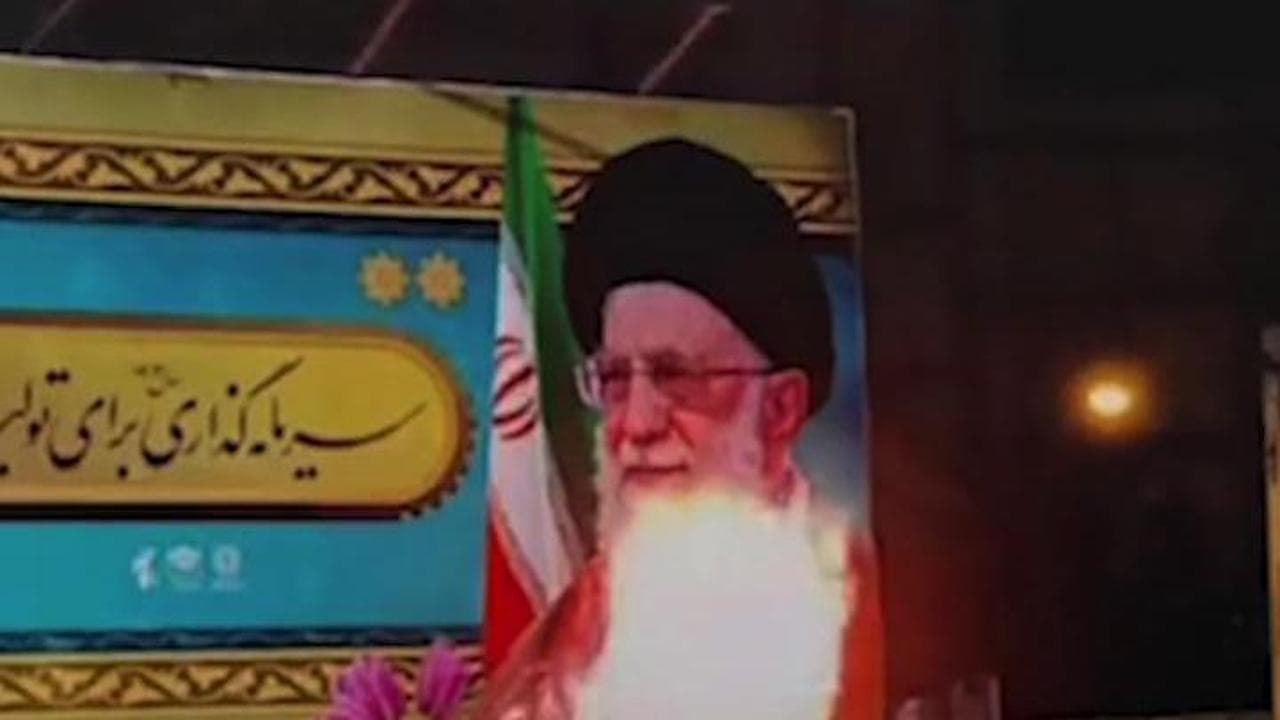 Teheran, la sfida al regime: dato alle fiamme un cartellone con l'immagine della Guida Suprema