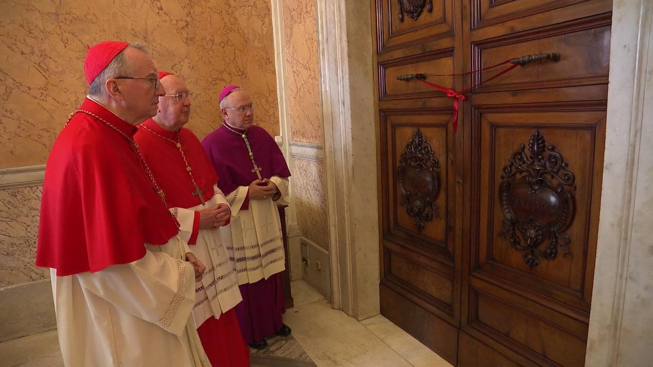 Vaticano, i sigilli agli appartamenti papali: li romperà il nuovo papa