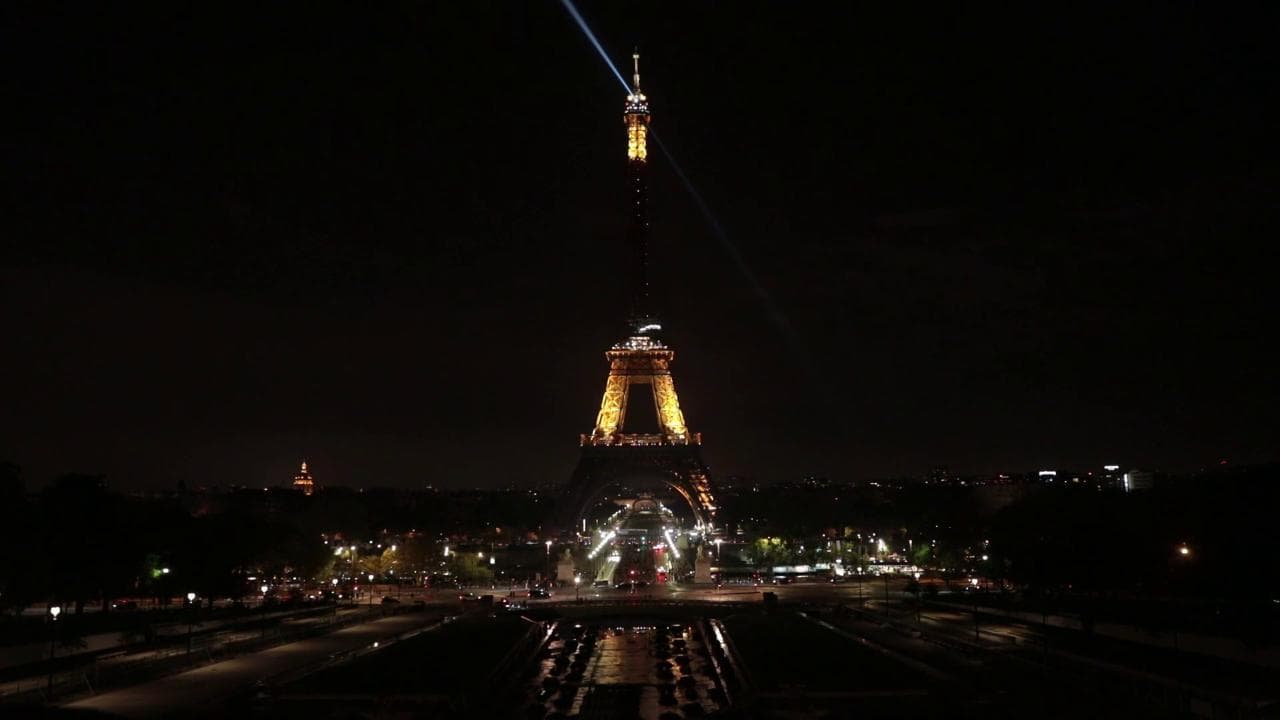 Tributo a papa Francesco: spenta in anticipo la Tour Eiffel