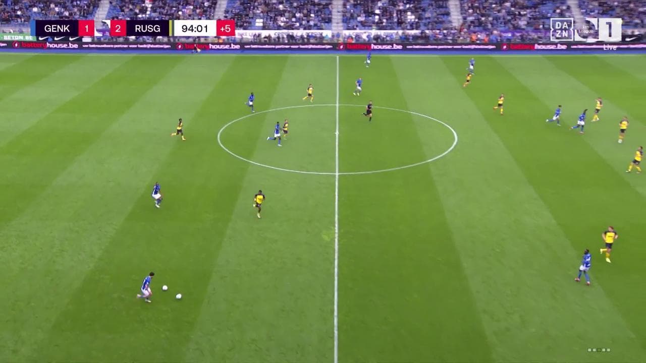Serie A belga, dalla panchina tira un pallone in campo per fermare l'ultimo attacco degli avversari