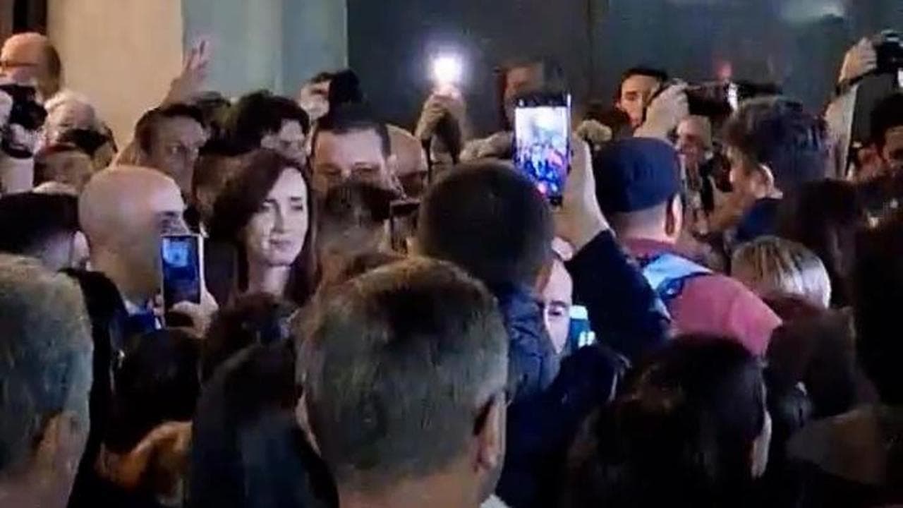 Victoria Villarruel, vice di Milei, contestata alla messa di suffragio per papa Francesco: "Nazista"