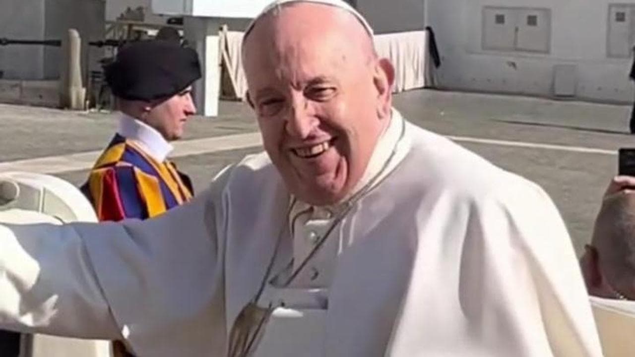 Papa Francesco: "Cosa ci vorrebbe per il dolore al ginocchio? Un po' di tequila"
